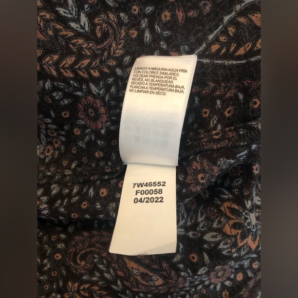 NEW Lucky Brand V Neck Floral Gray Shirt Size Medium Long Sleeve - Picture 8 of 8